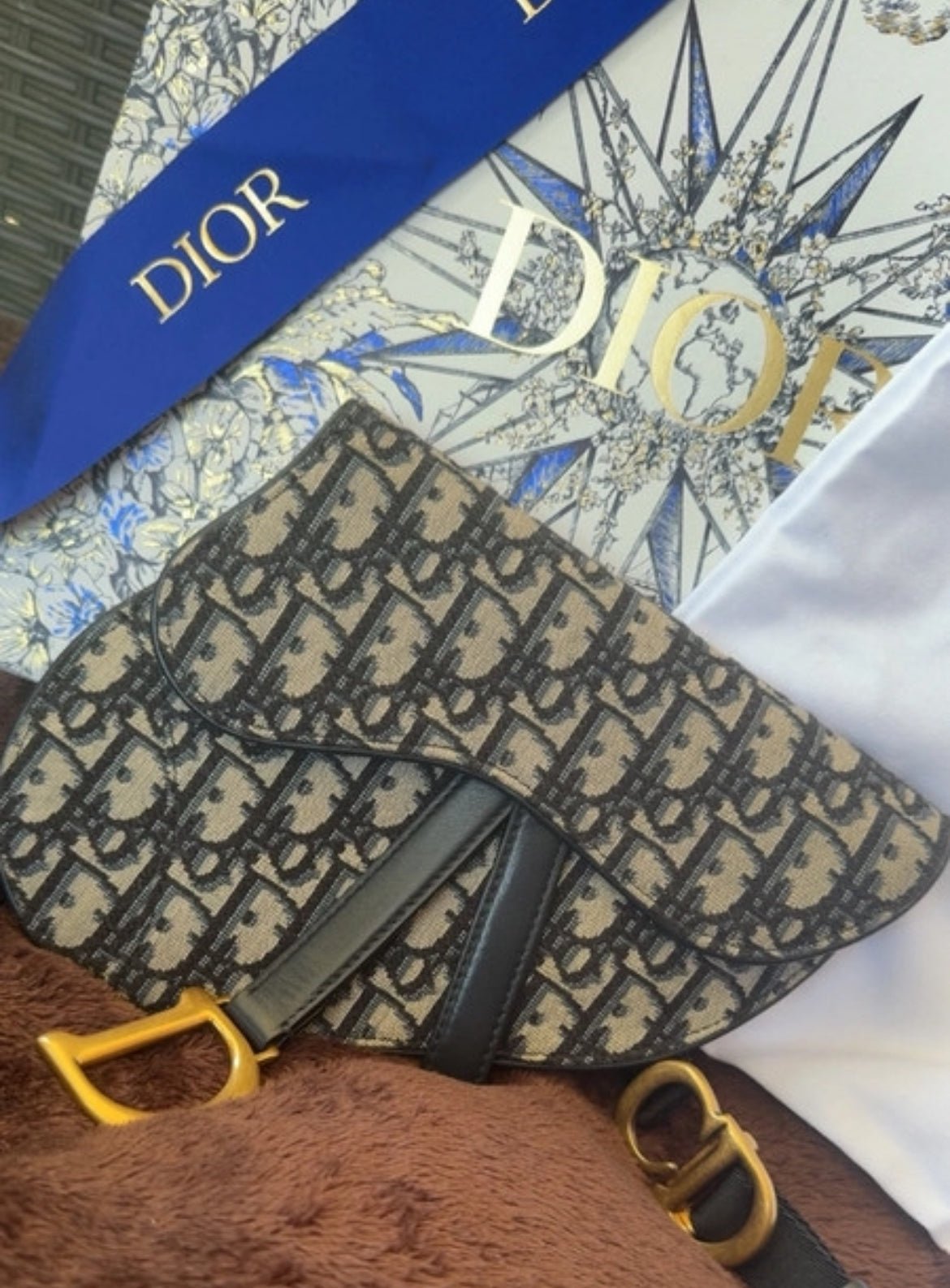 Dior Saddle чанта в емблематичния Blue Dior Oblique Jacquard - Sunday West Boutique