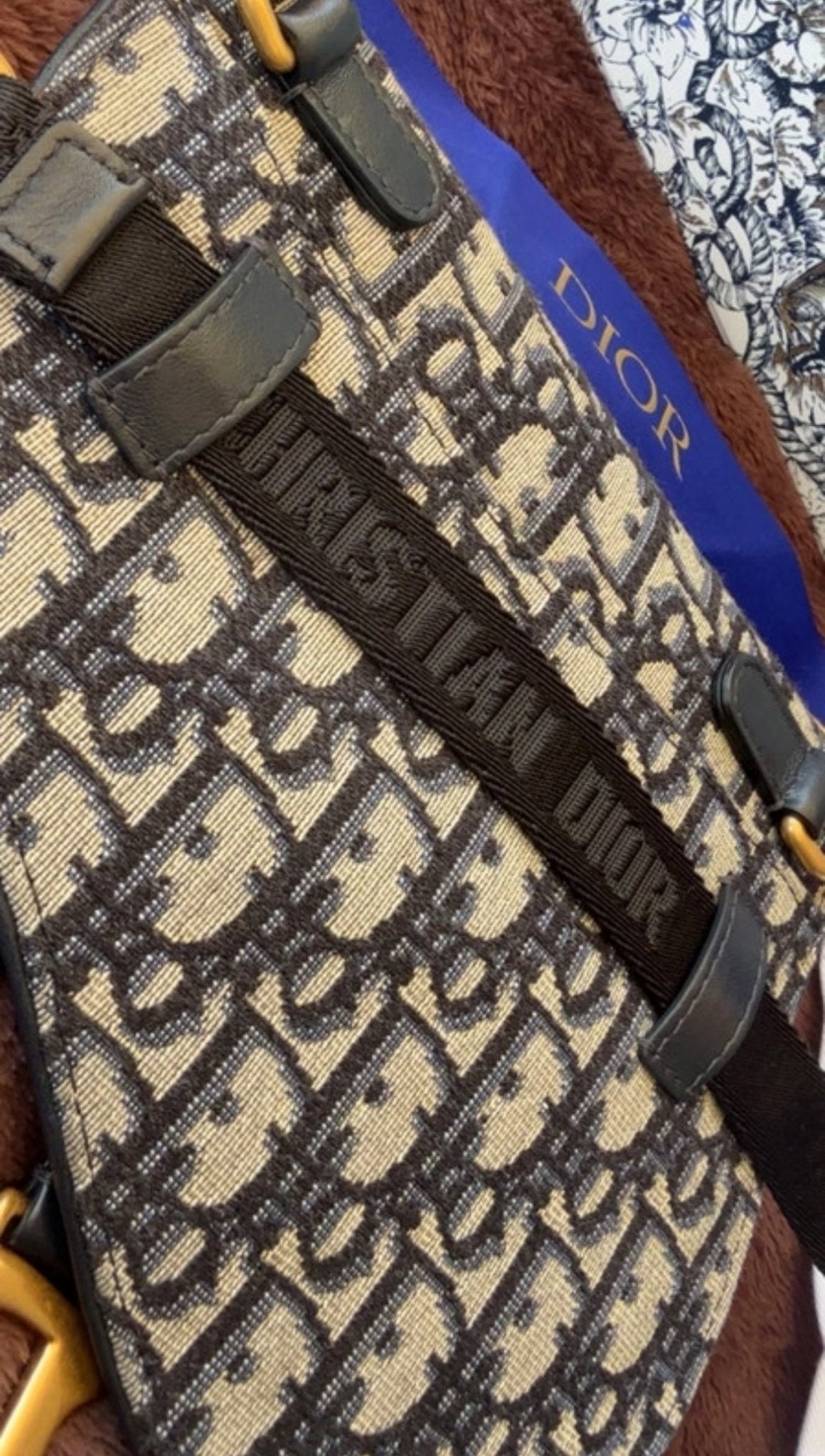 Dior Saddle чанта в емблематичния Blue Dior Oblique Jacquard - Sunday West Boutique