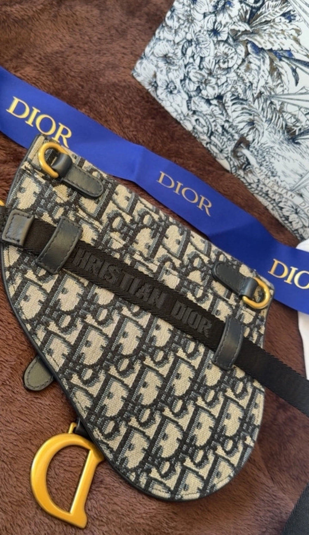 Dior Saddle чанта в емблематичния Blue Dior Oblique Jacquard - Sunday West Boutique
