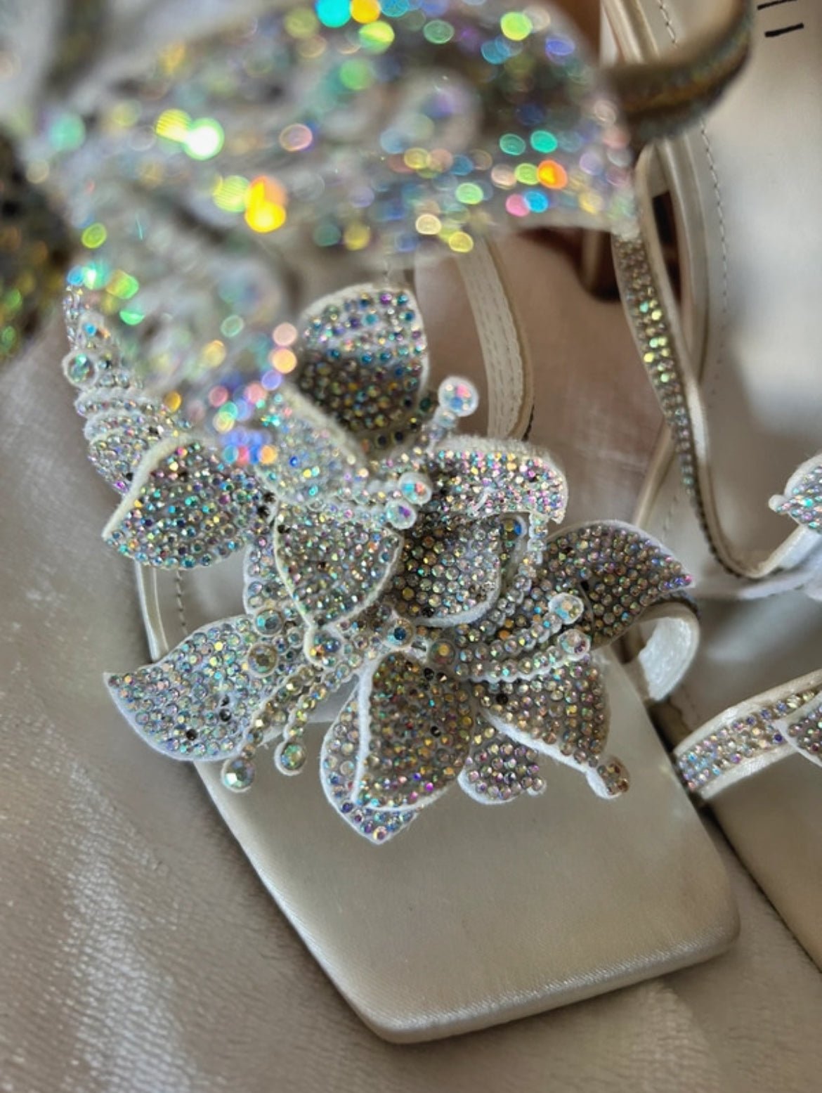 Ефектни сандали Simmi London в бяло с богато декорирани кристални - Sunday West Boutique