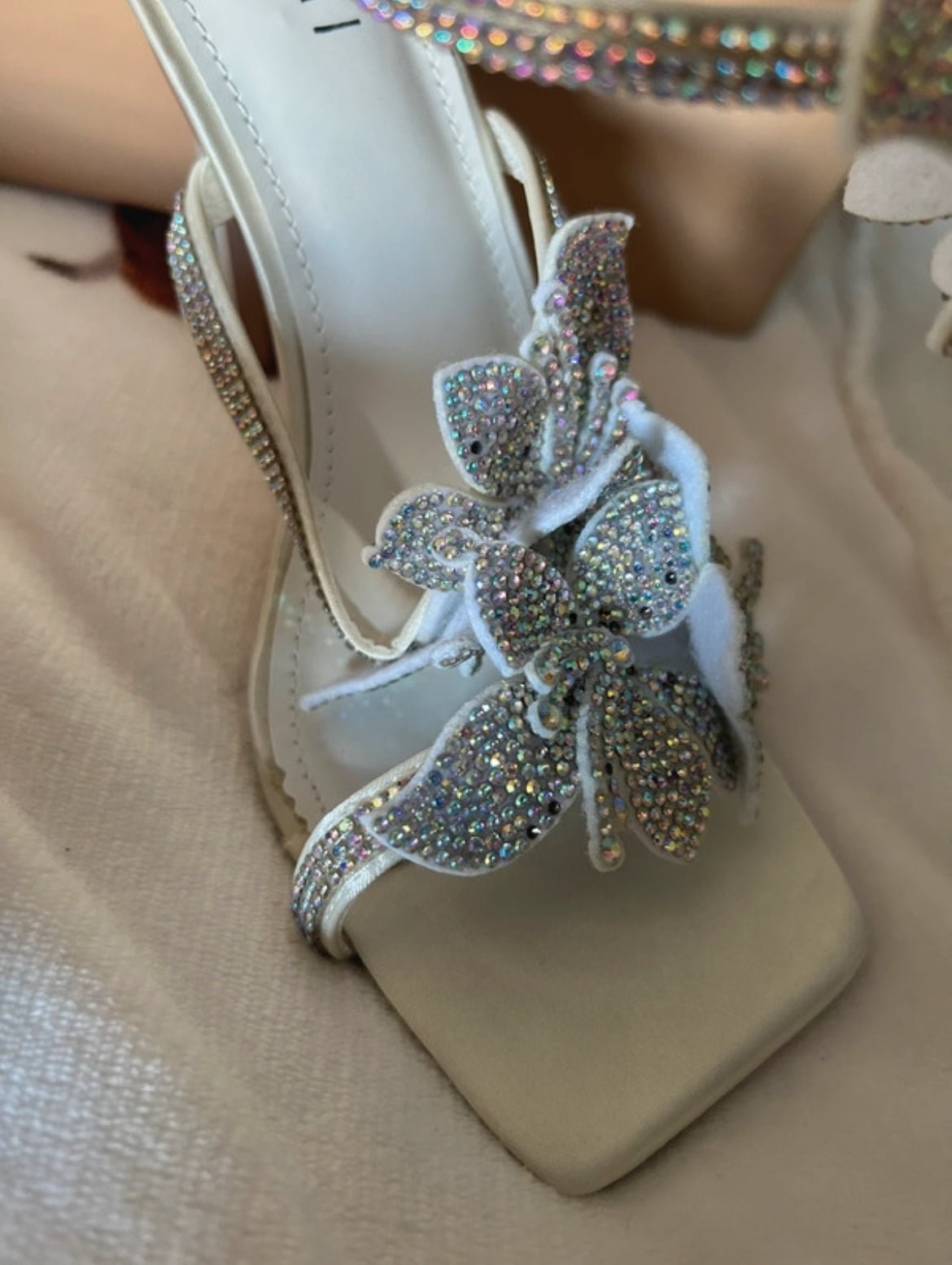 Ефектни сандали Simmi London в бяло с богато декорирани кристални - Sunday West Boutique