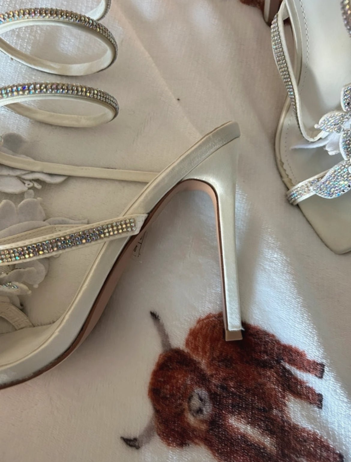 Ефектни сандали Simmi London в бяло с богато декорирани кристални - Sunday West Boutique