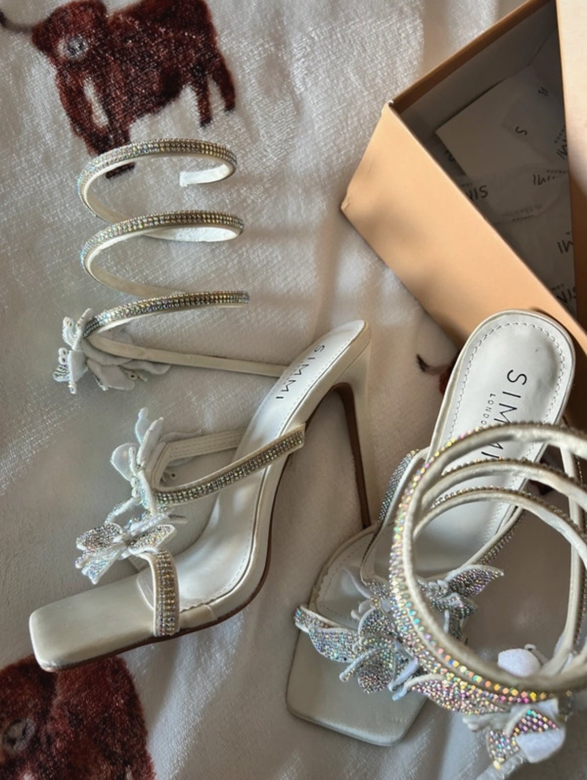 Ефектни сандали Simmi London в бяло с богато декорирани кристални - Sunday West Boutique
