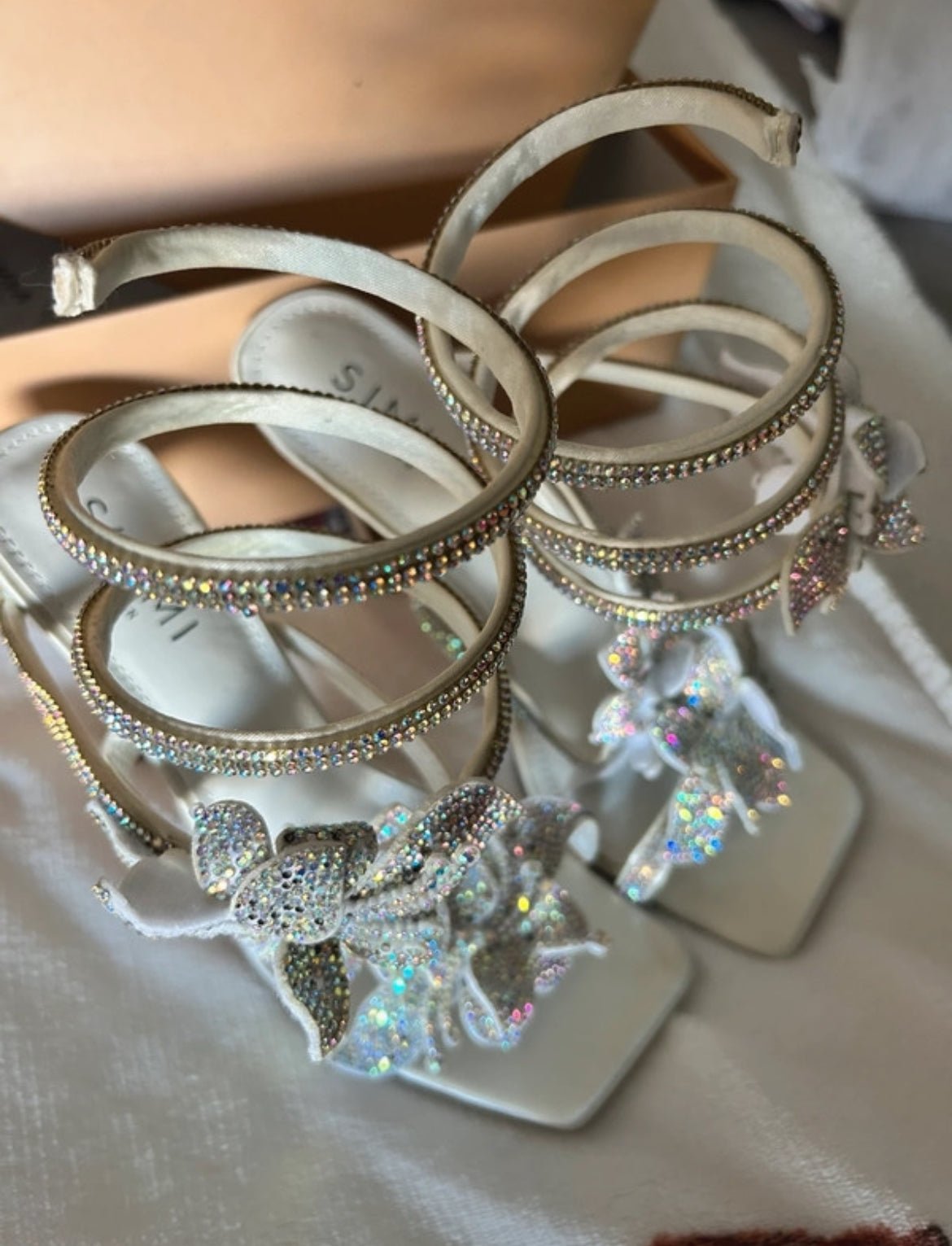 Ефектни сандали Simmi London в бяло с богато декорирани кристални - Sunday West Boutique