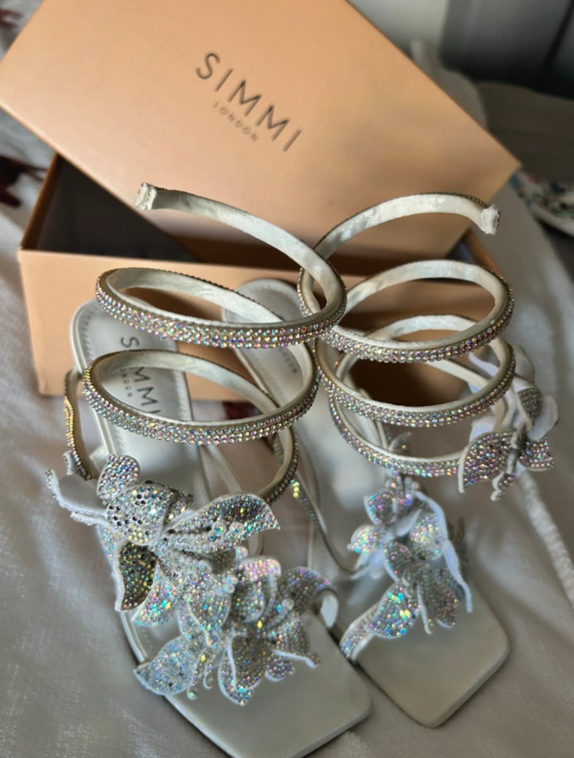 Ефектни сандали Simmi London в бяло с богато декорирани кристални - Sunday West Boutique