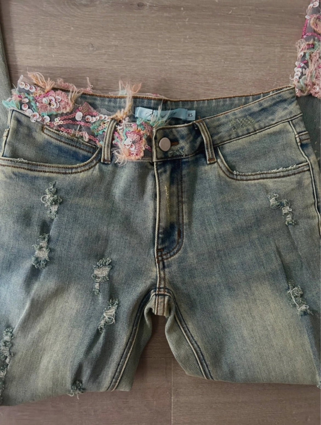 Fantastic Baby Y2K embellished low-rise дънки - Sunday West Boutique