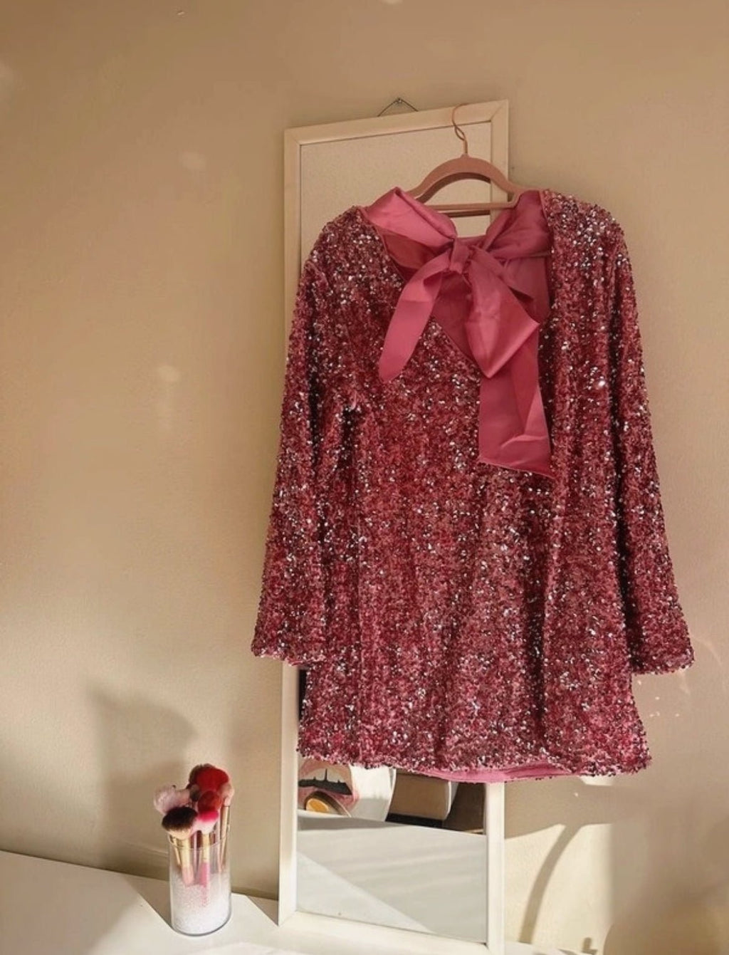H&M розова мини рокля, изцяло покрита с пайети - Sunday West Boutique