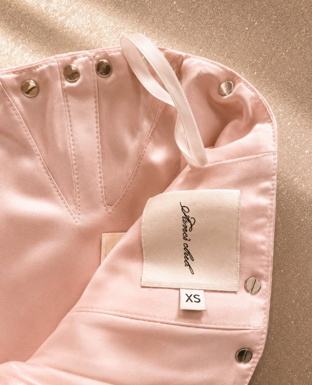 Корсет Fancì Club от розов сатен и червени шипове - Sunday West Boutique