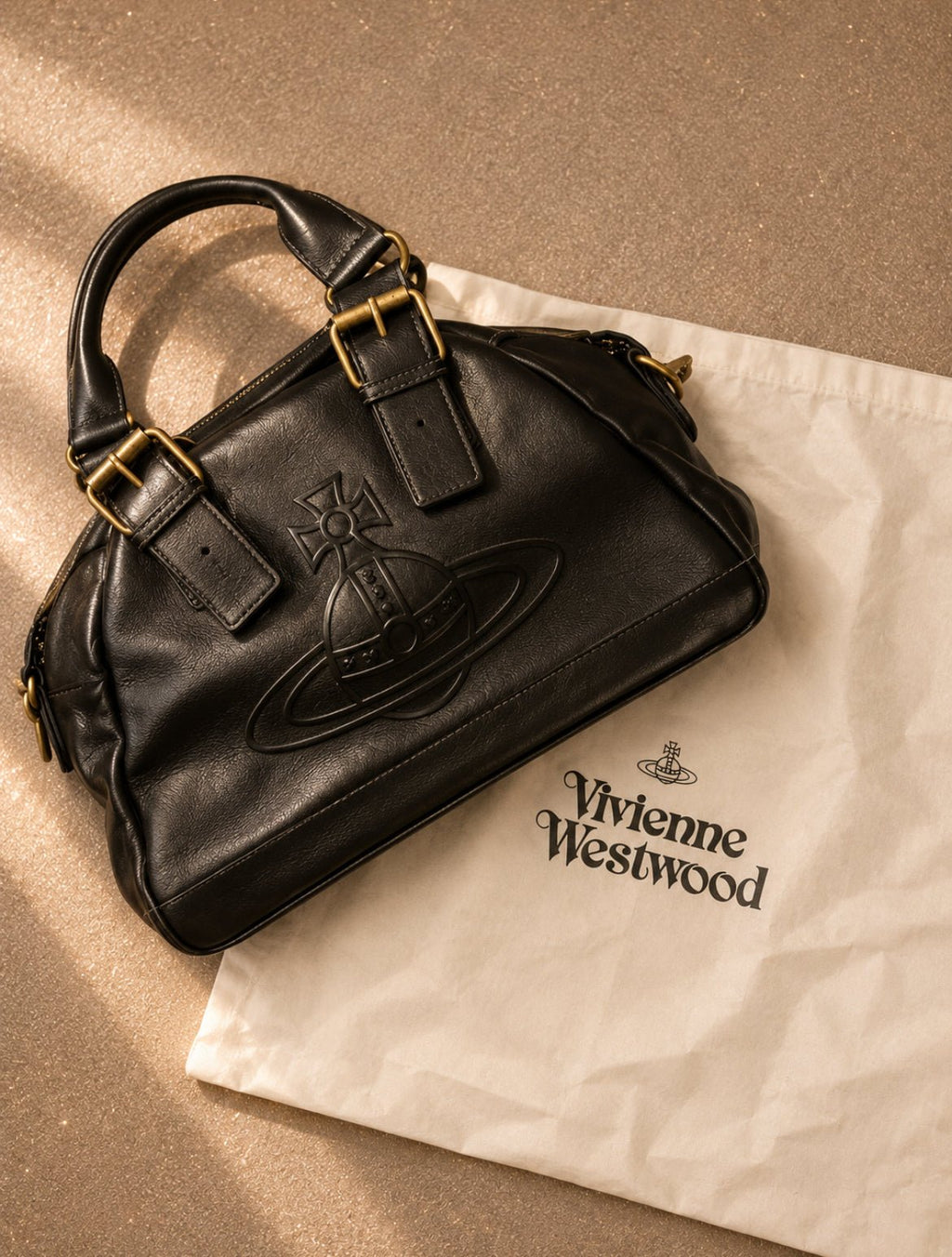 Кожена чанта Vivienne Westwood с релефно Oversized Orb лого - Sunday West Boutique