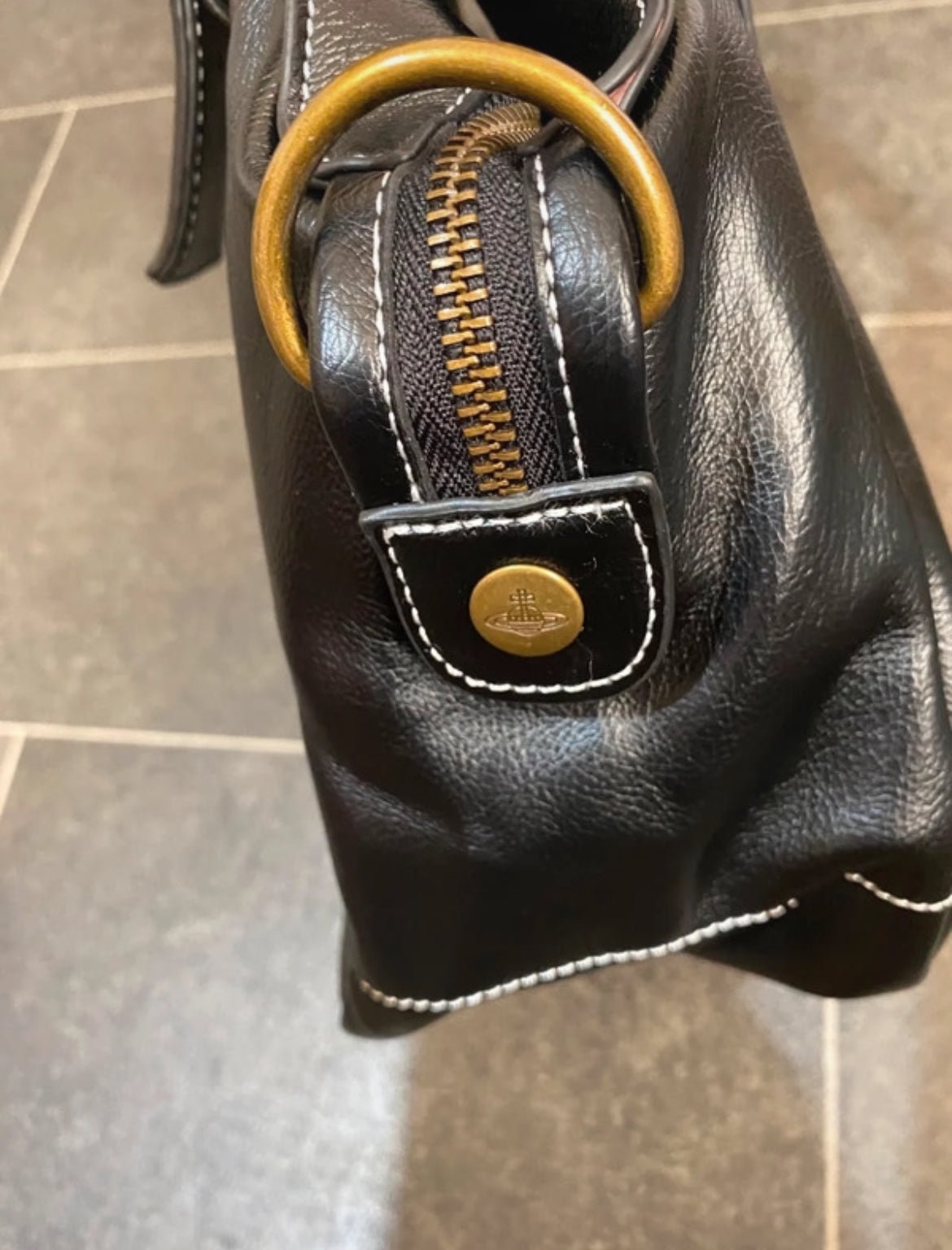 Кожена чанта Vivienne Westwood с релефно Oversized Orb лого - Sunday West Boutique