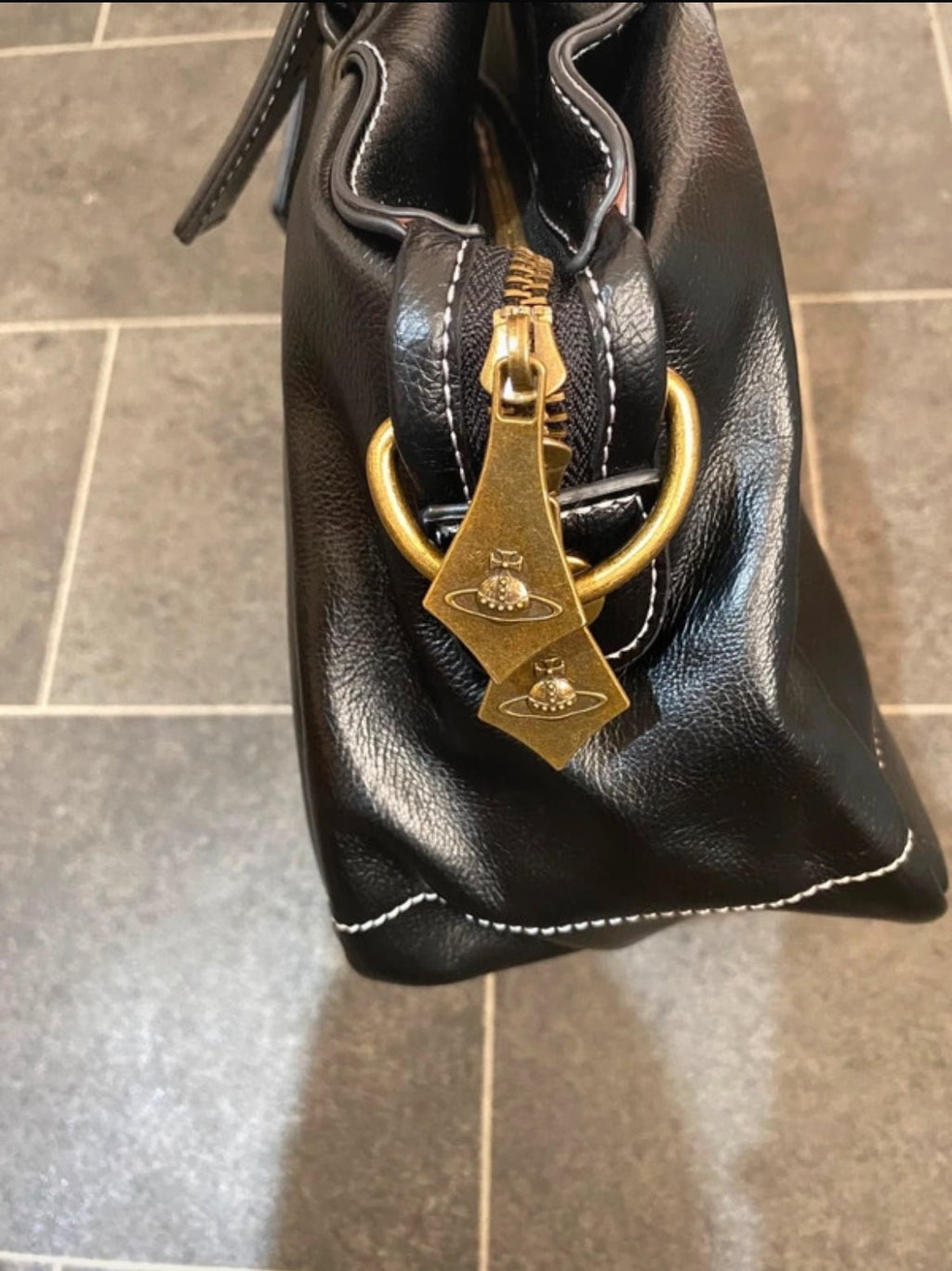 Кожена чанта Vivienne Westwood с релефно Oversized Orb лого - Sunday West Boutique