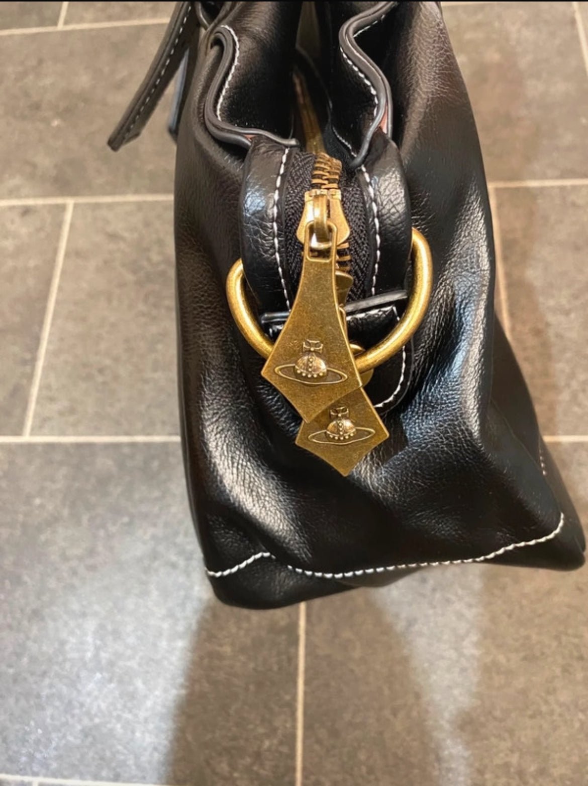 Кожена чанта Vivienne Westwood с релефно Oversized Orb лого - Sunday West Boutique