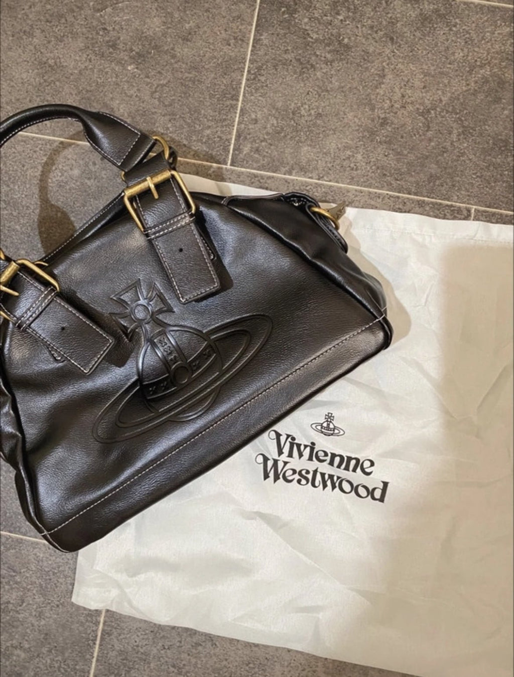 Кожена чанта Vivienne Westwood с релефно Oversized Orb лого - Sunday West Boutique