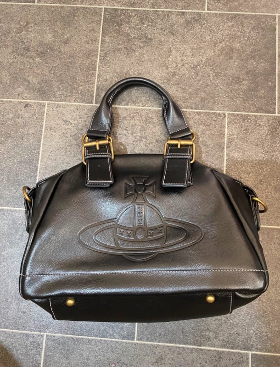 Кожена чанта Vivienne Westwood с релефно Oversized Orb лого - Sunday West Boutique
