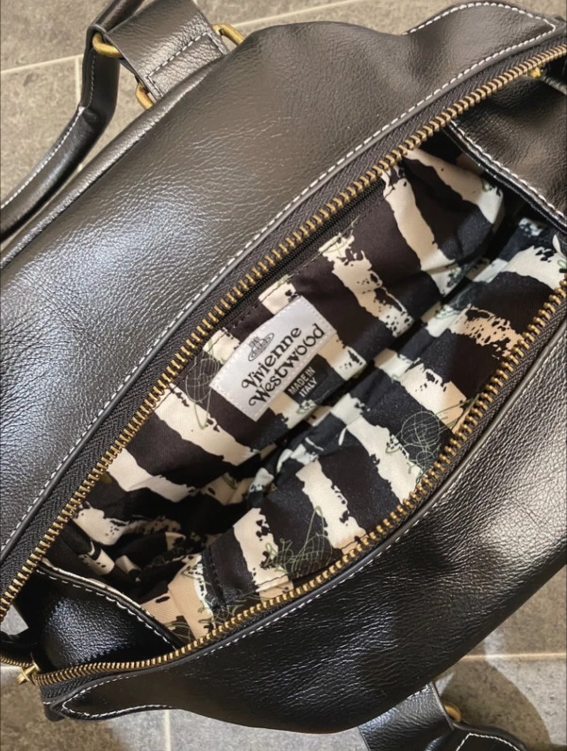 Кожена чанта Vivienne Westwood с релефно Oversized Orb лого - Sunday West Boutique