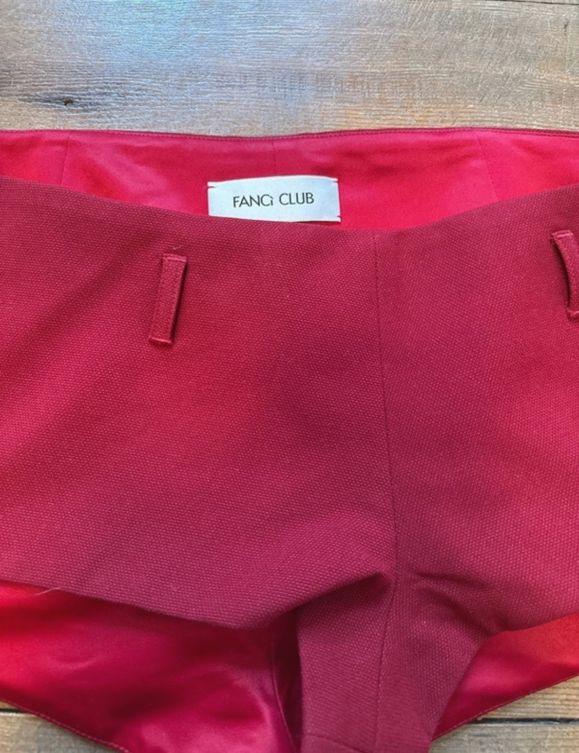 Мини къси панталони Fancì Club в цвят бордо с ултра ниска талия - Sunday West Boutique