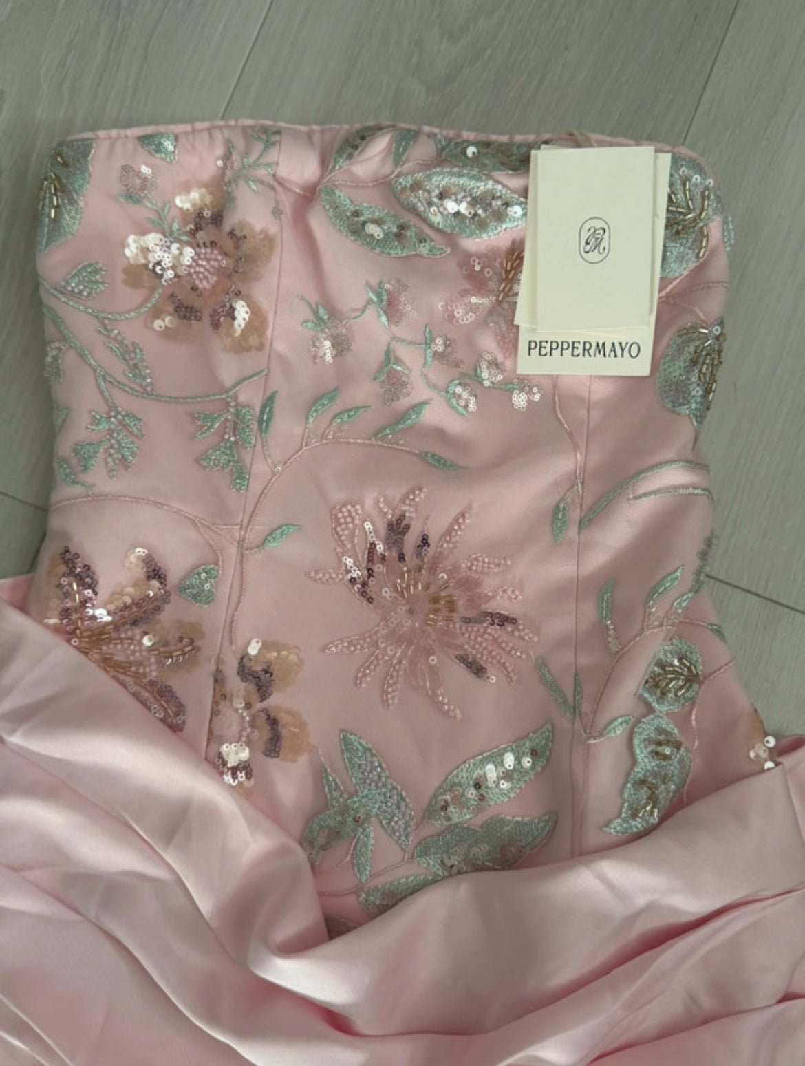 Мини рокля Peppermayo от розов сатен - Sunday West Boutique