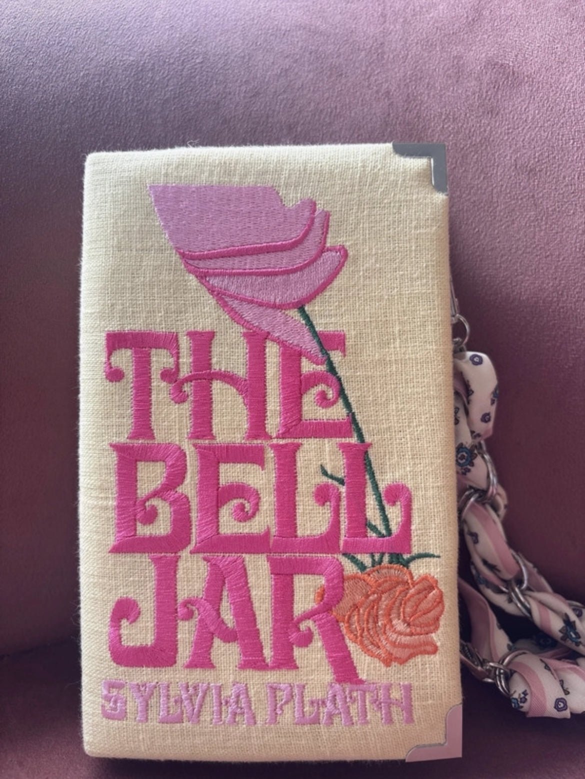 Ръчно изработена клъч чанта във формата на книгата The Bell Jar от Sylvia Plath - Sunday West Boutique