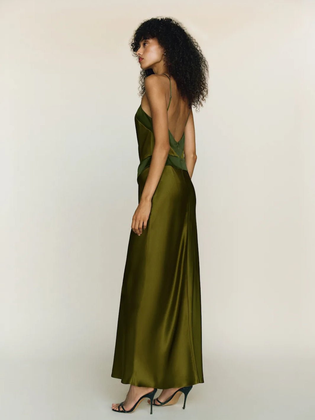 Reformation Jillian рокля в цвят Pear Green, изработена от 100% естествена коприна - Sunday West Boutique