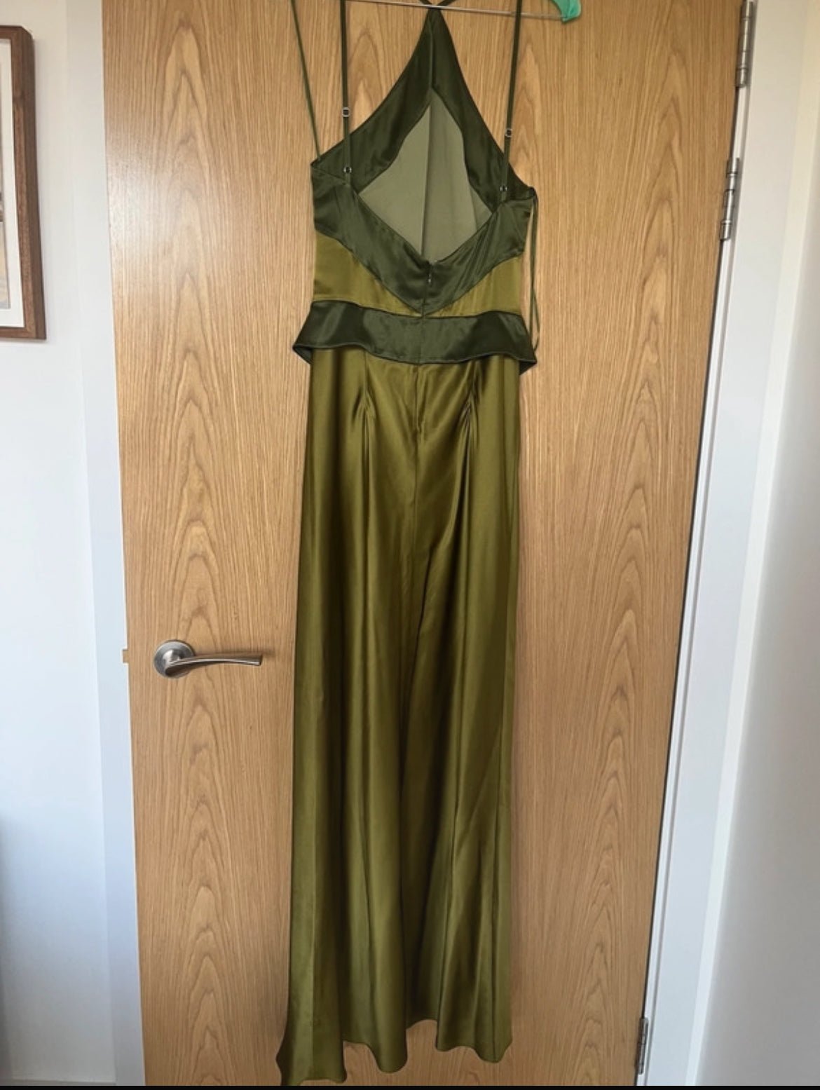 Reformation Jillian рокля в цвят Pear Green, изработена от 100% естествена коприна - Sunday West Boutique