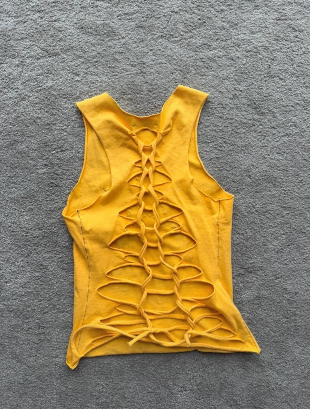 Tit4Tats Stargirl Tank Top в ярко жълто с контрастна черна звезда отпред - Sunday West Boutique