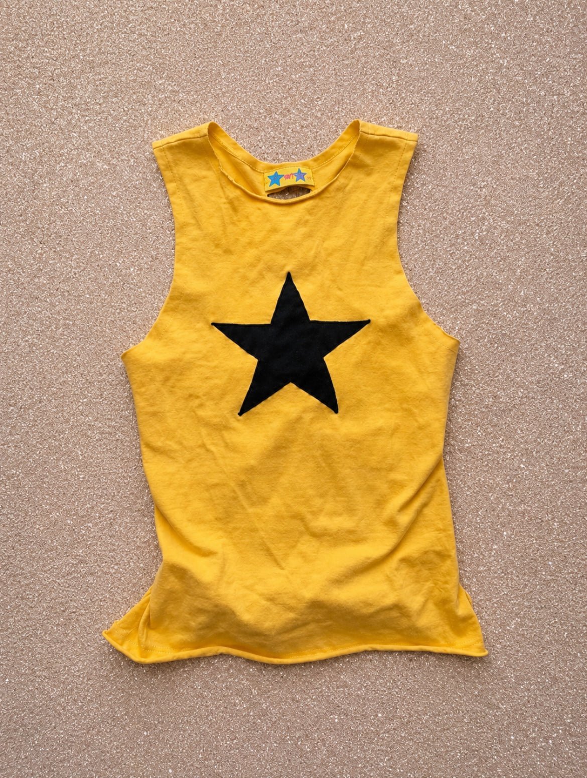 Tit4Tats Stargirl Tank Top в ярко жълто с контрастна черна звезда отпред - Sunday West Boutique