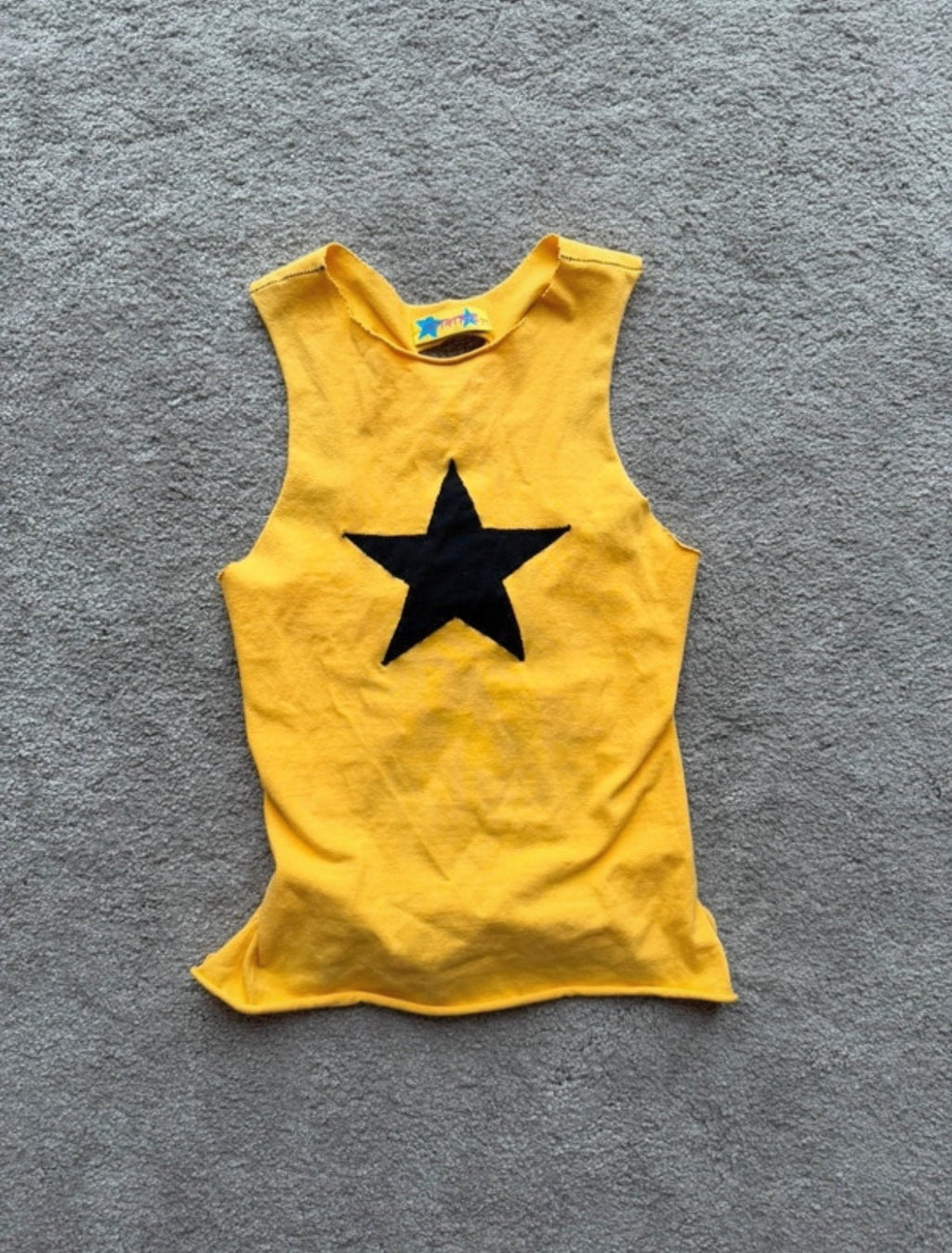 Tit4Tats Stargirl Tank Top в ярко жълто с контрастна черна звезда отпред - Sunday West Boutique