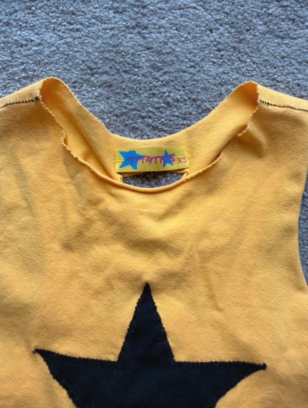 Tit4Tats Stargirl Tank Top в ярко жълто с контрастна черна звезда отпред - Sunday West Boutique