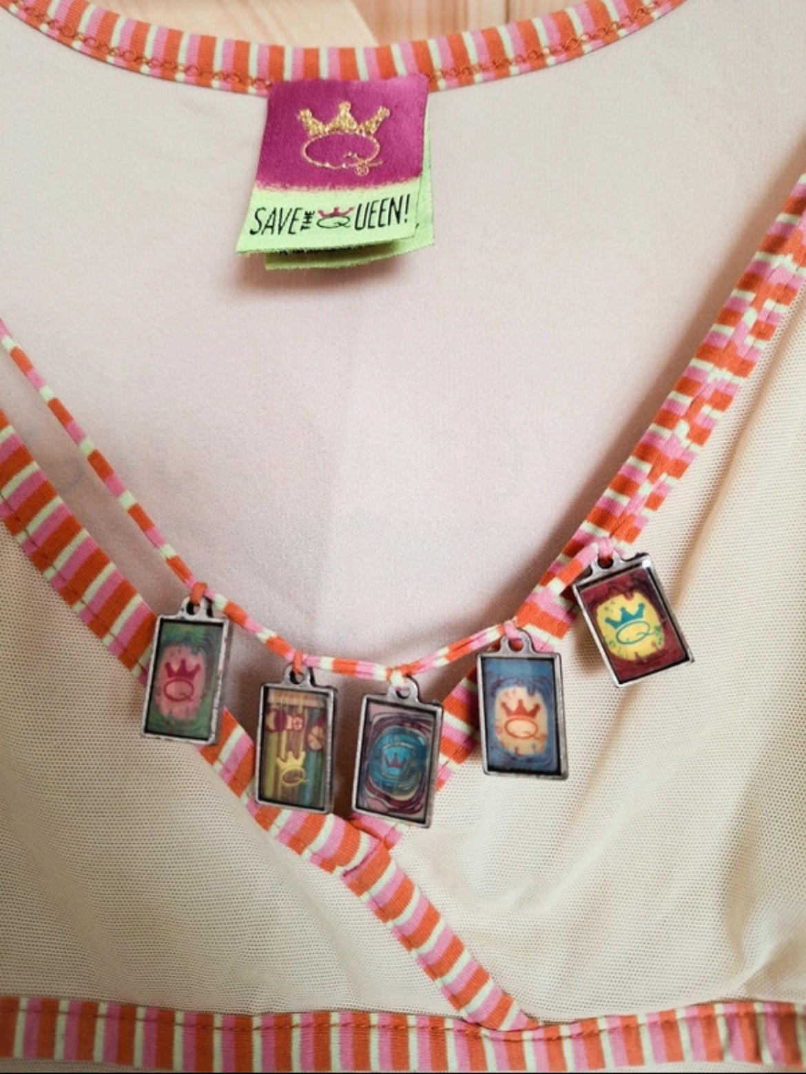 Топ *Save the Queen!* с артистичен принт - Sunday West Boutique