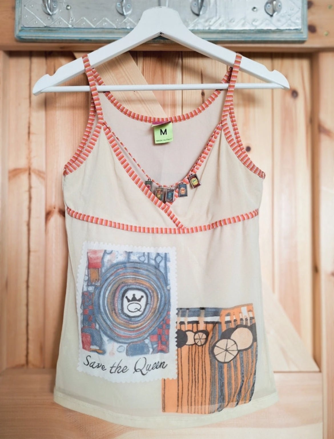Топ *Save the Queen!* с артистичен принт - Sunday West Boutique