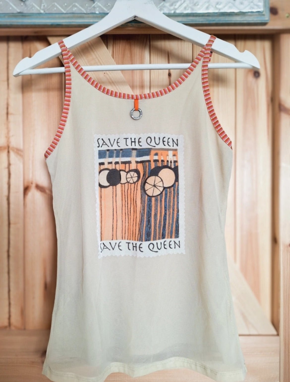 Топ *Save the Queen!* с артистичен принт - Sunday West Boutique