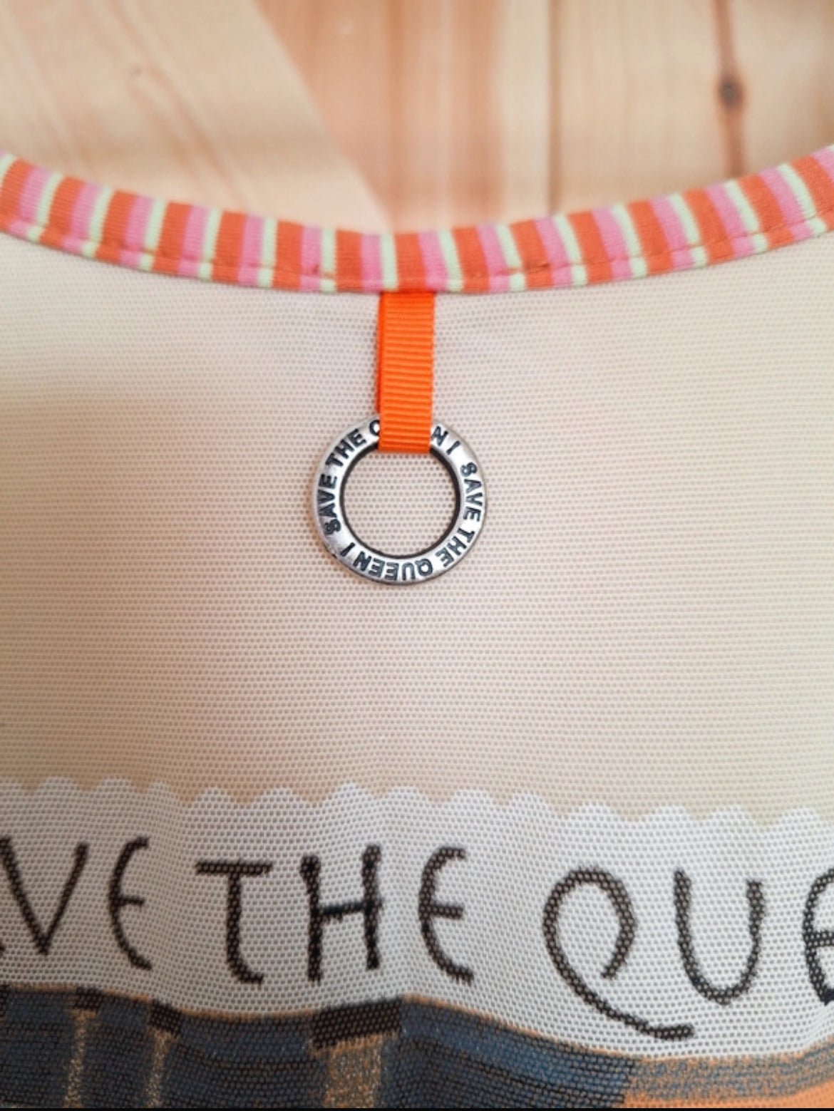 Топ *Save the Queen!* с артистичен принт - Sunday West Boutique
