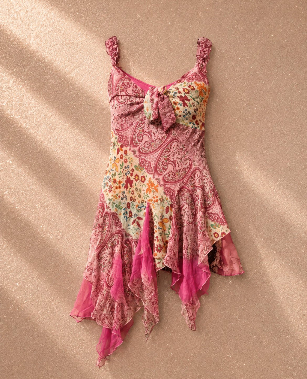 U&Me Y2K асиметрична рокля с paisley принт - Sunday West Boutique