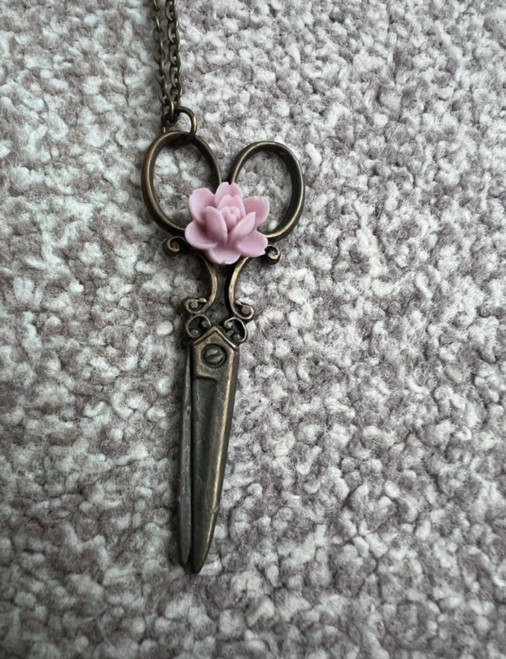 Винтидж колие Past Times „Scissors & Rose“ - Sunday West Boutique