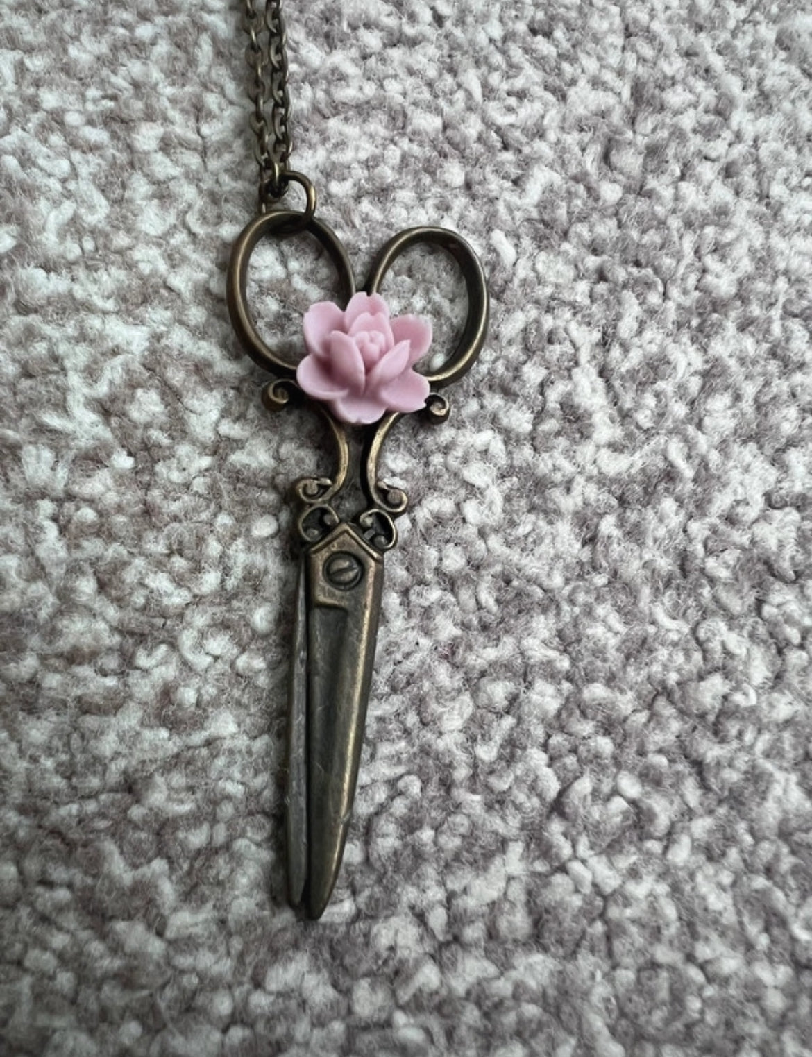Винтидж колие Past Times „Scissors & Rose“ - Sunday West Boutique