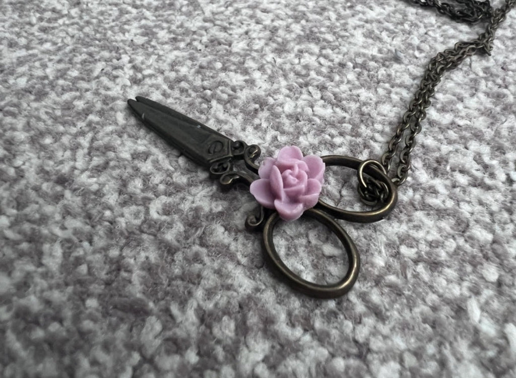Винтидж колие Past Times „Scissors & Rose“ - Sunday West Boutique