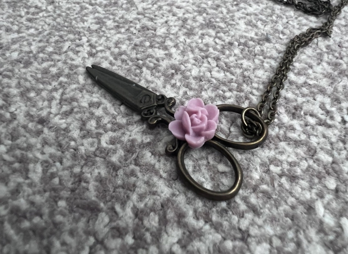 Винтидж колие Past Times „Scissors & Rose“ - Sunday West Boutique