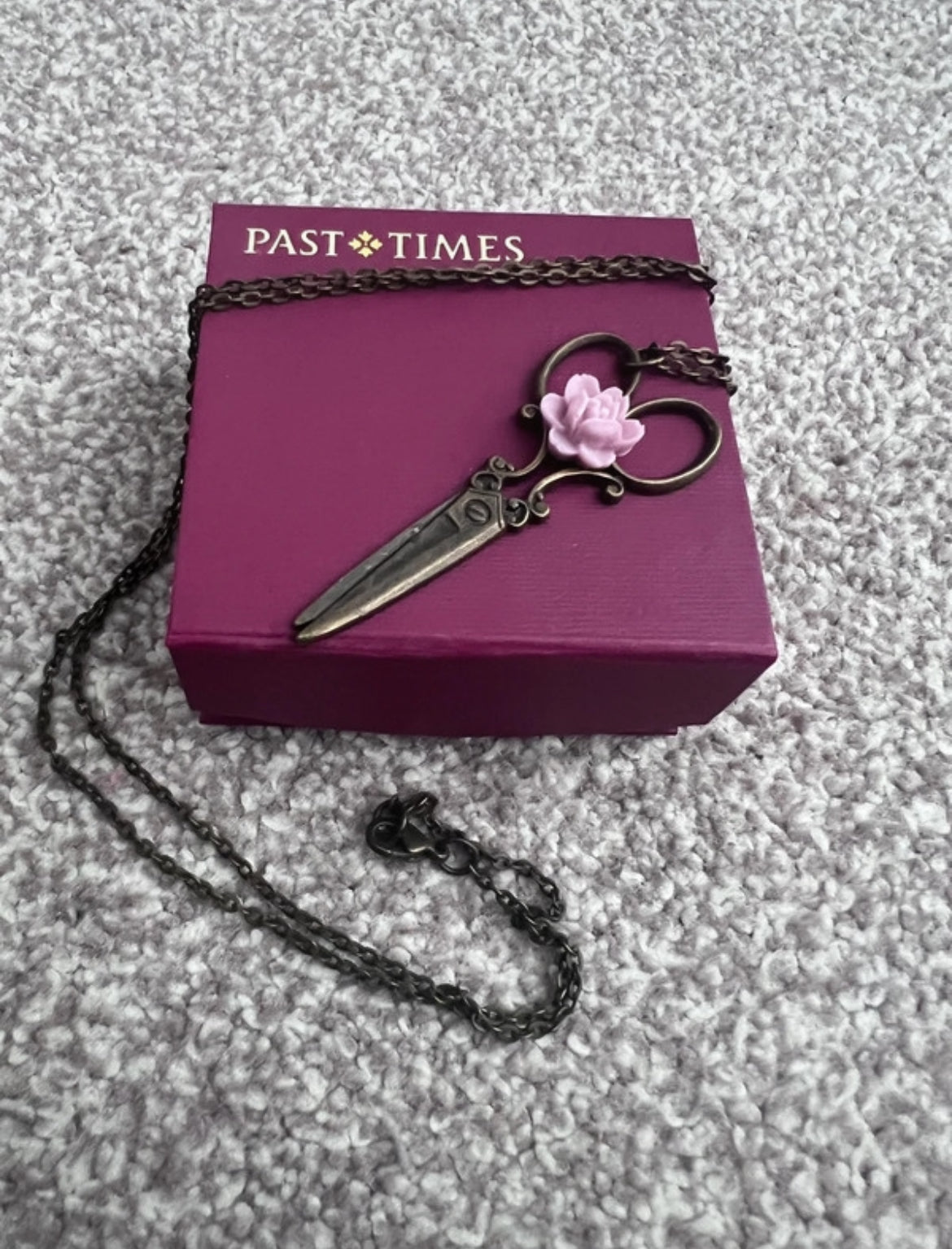 Винтидж колие Past Times „Scissors & Rose“ - Sunday West Boutique