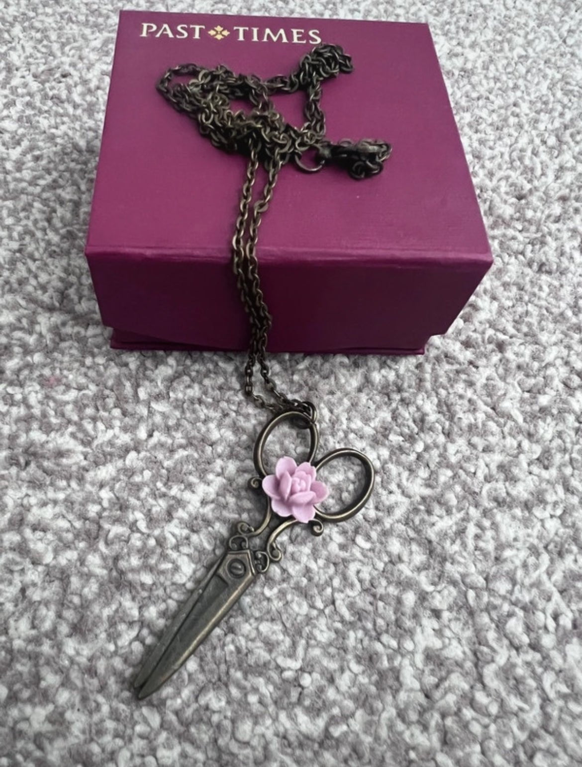 Винтидж колие Past Times „Scissors & Rose“ - Sunday West Boutique