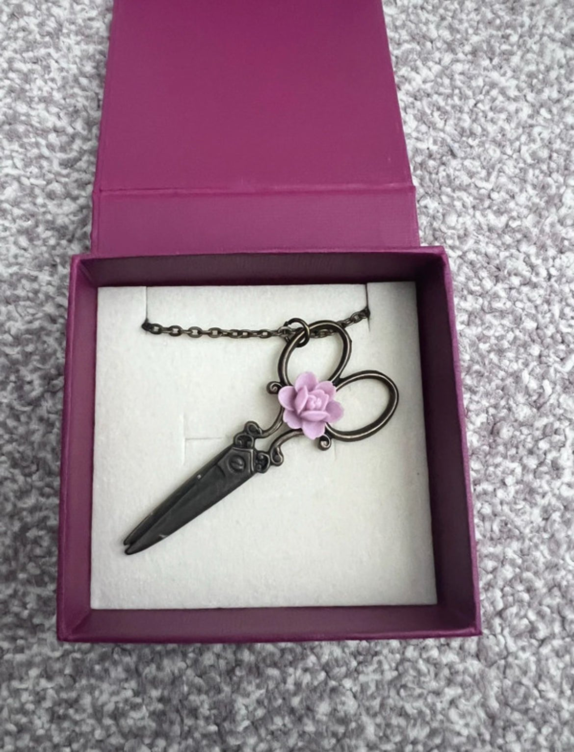 Винтидж колие Past Times „Scissors & Rose“ - Sunday West Boutique