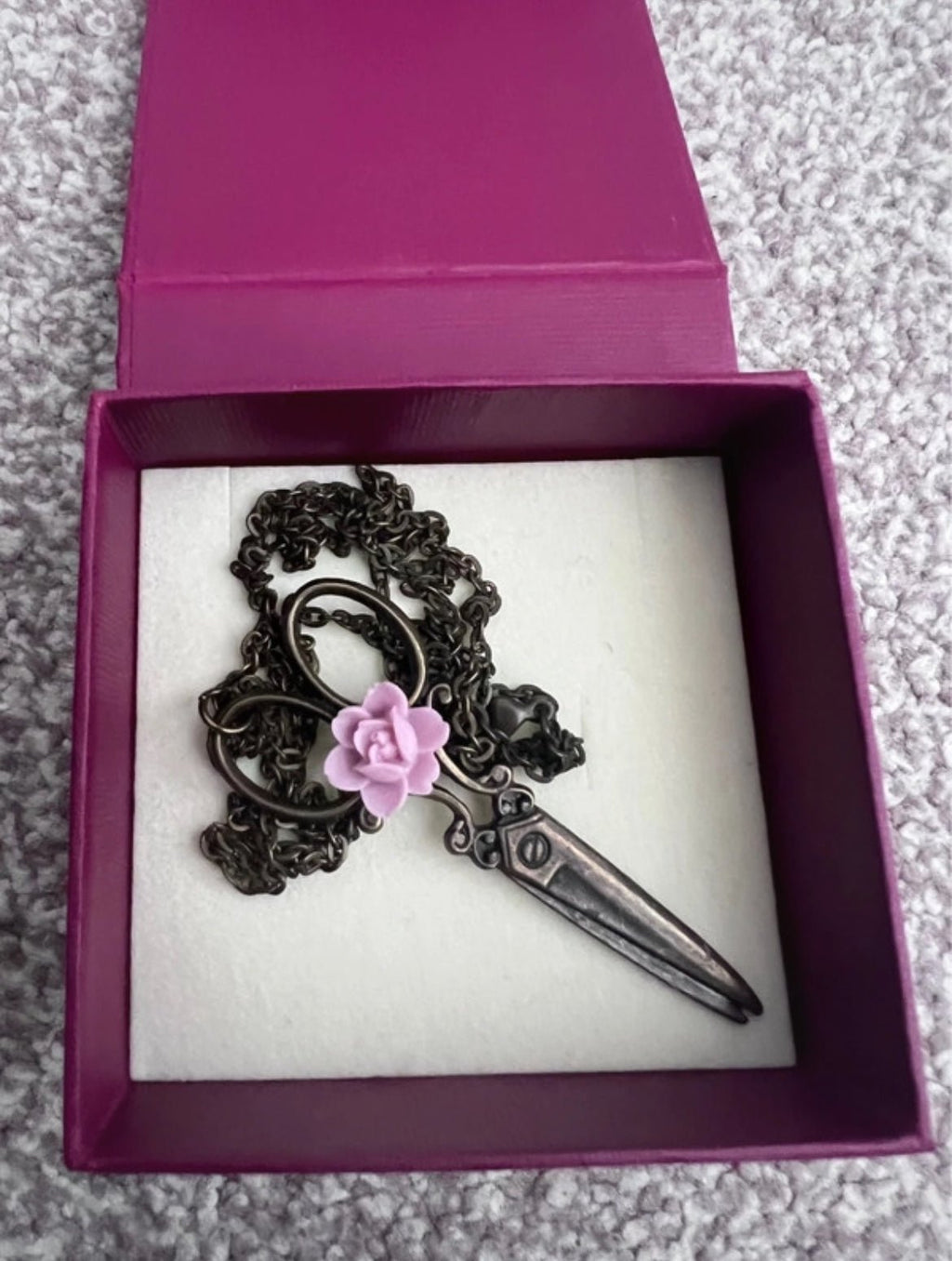 Винтидж колие Past Times „Scissors & Rose“ - Sunday West Boutique