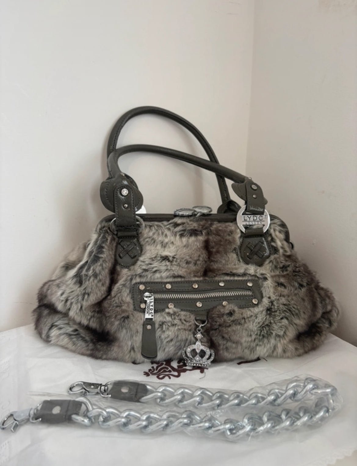 Винтидж LYDC London чанта с изключително мек еко косъм - Sunday West Boutique