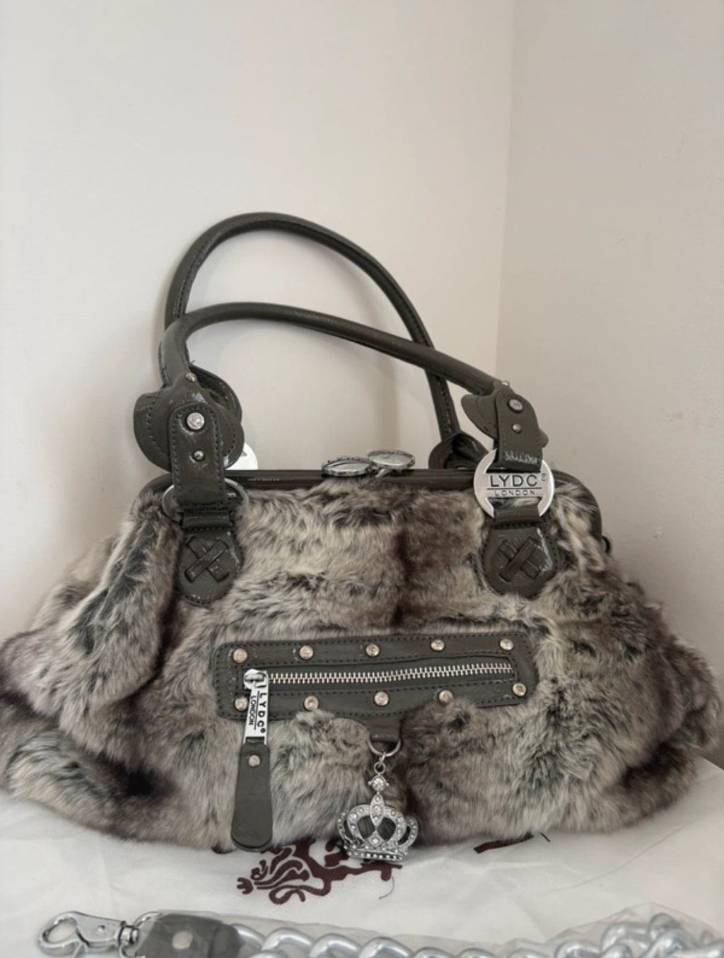 Винтидж LYDC London чанта с изключително мек еко косъм - Sunday West Boutique