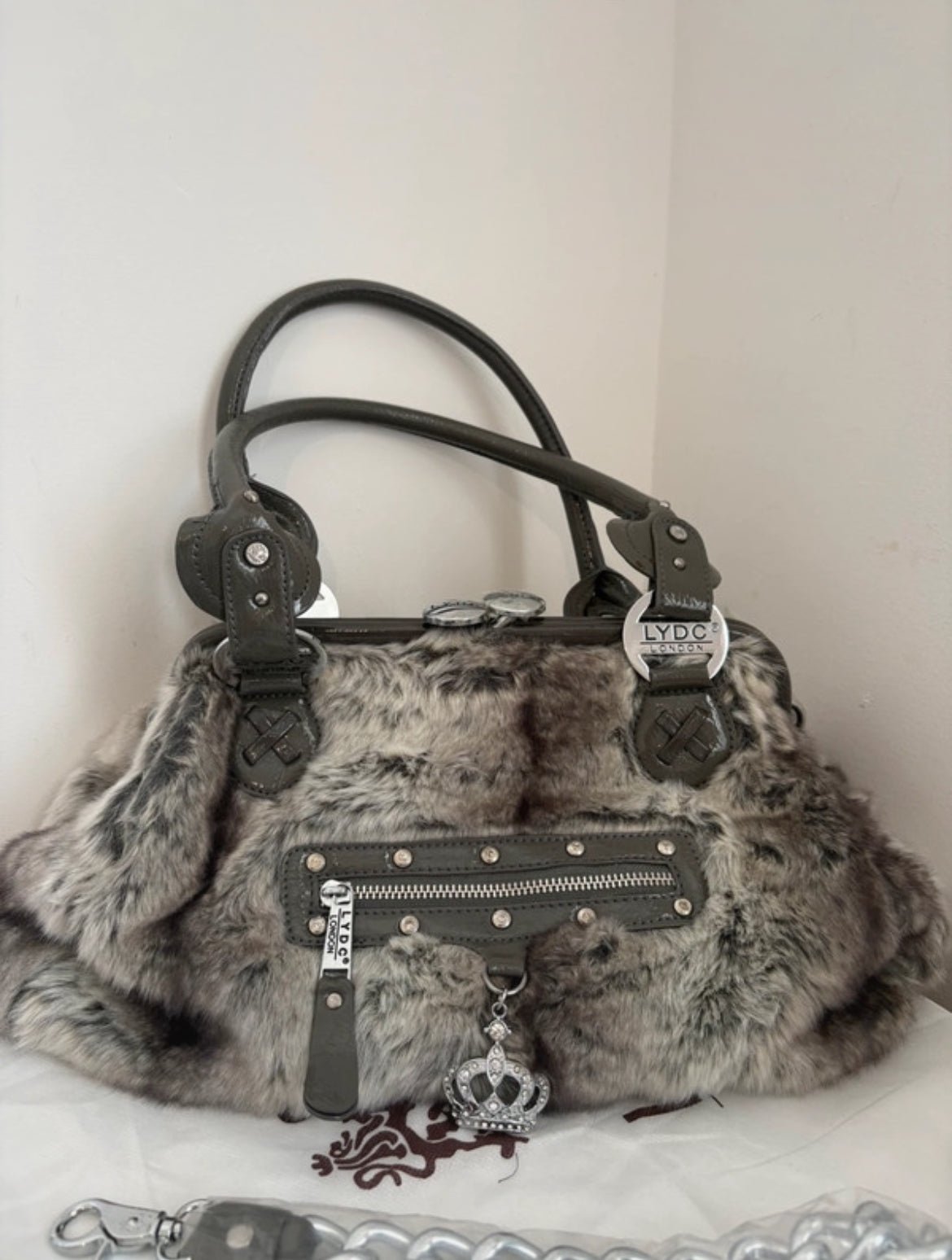 Винтидж LYDC London чанта с изключително мек еко косъм - Sunday West Boutique