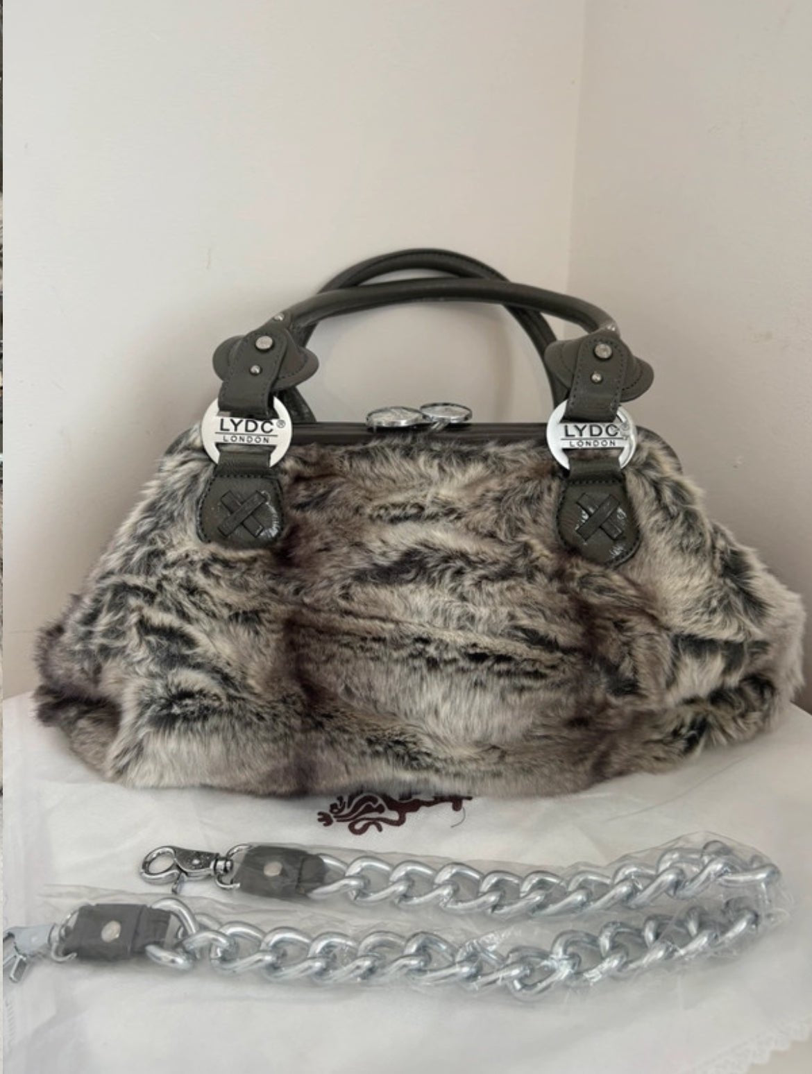 Винтидж LYDC London чанта с изключително мек еко косъм - Sunday West Boutique