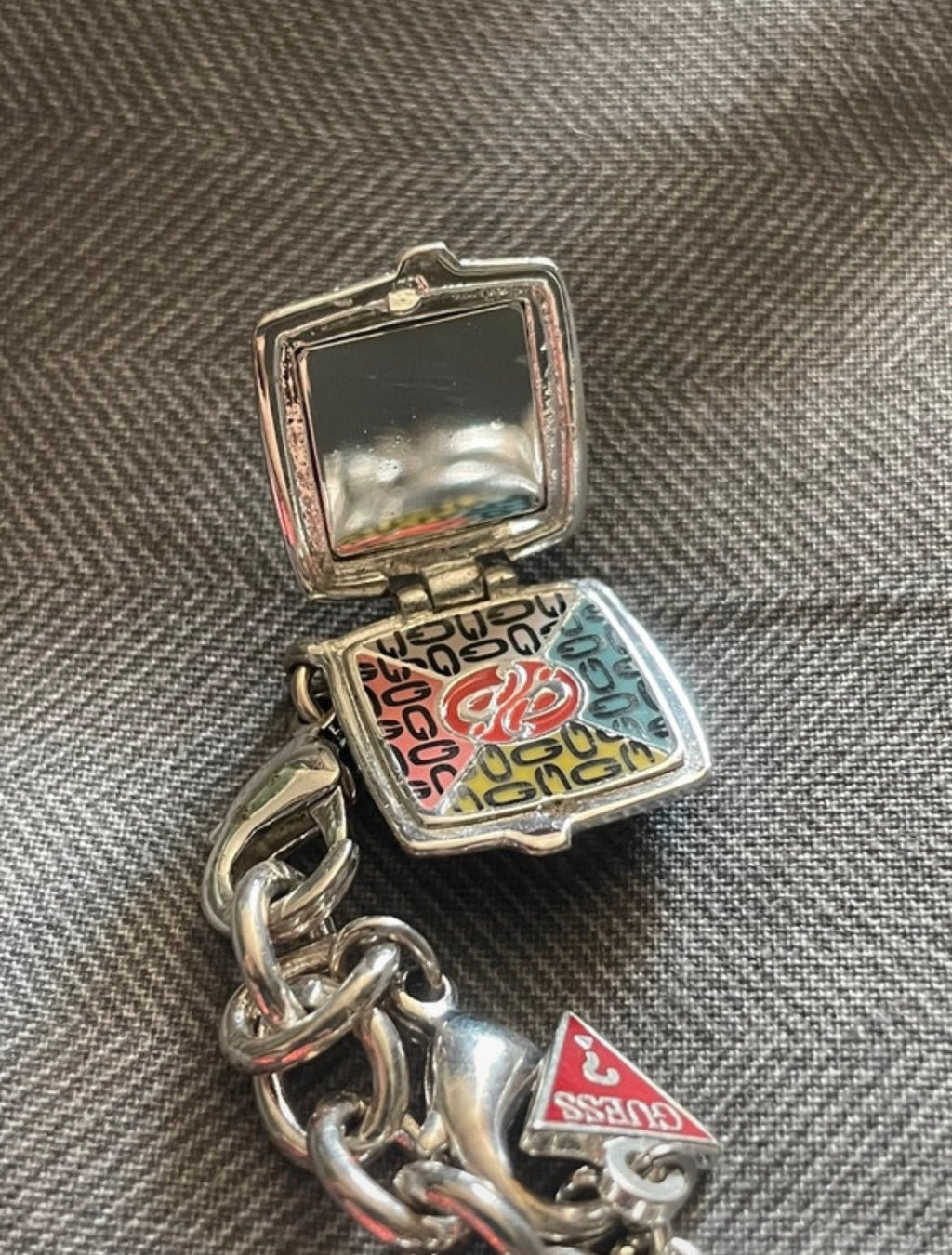 Винтидж Y2K гривна GUESS с цветни charms и функциониращо огледалце - Sunday West Boutique
