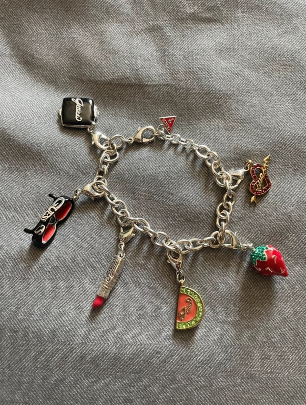 Винтидж Y2K гривна GUESS с цветни charms и функциониращо огледалце - Sunday West Boutique