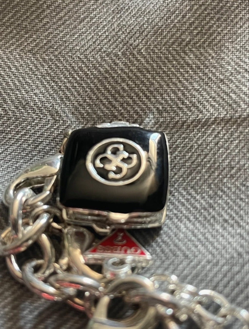 Винтидж Y2K гривна GUESS с цветни charms и функциониращо огледалце - Sunday West Boutique