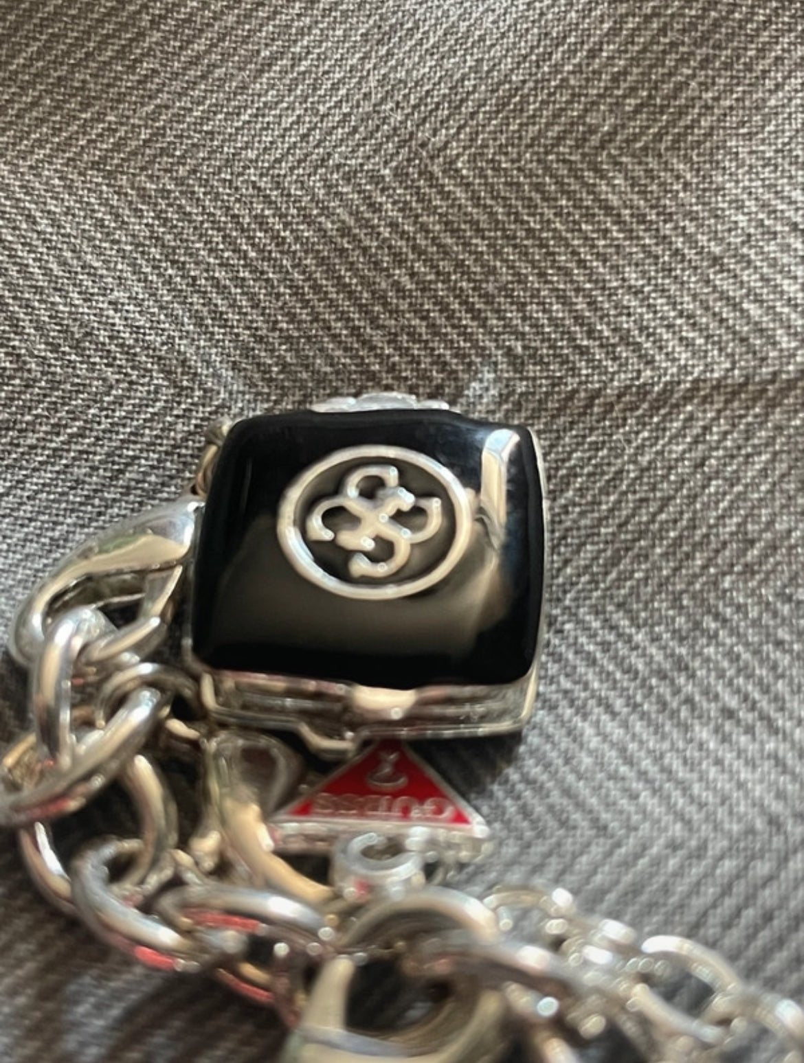 Винтидж Y2K гривна GUESS с цветни charms и функциониращо огледалце - Sunday West Boutique