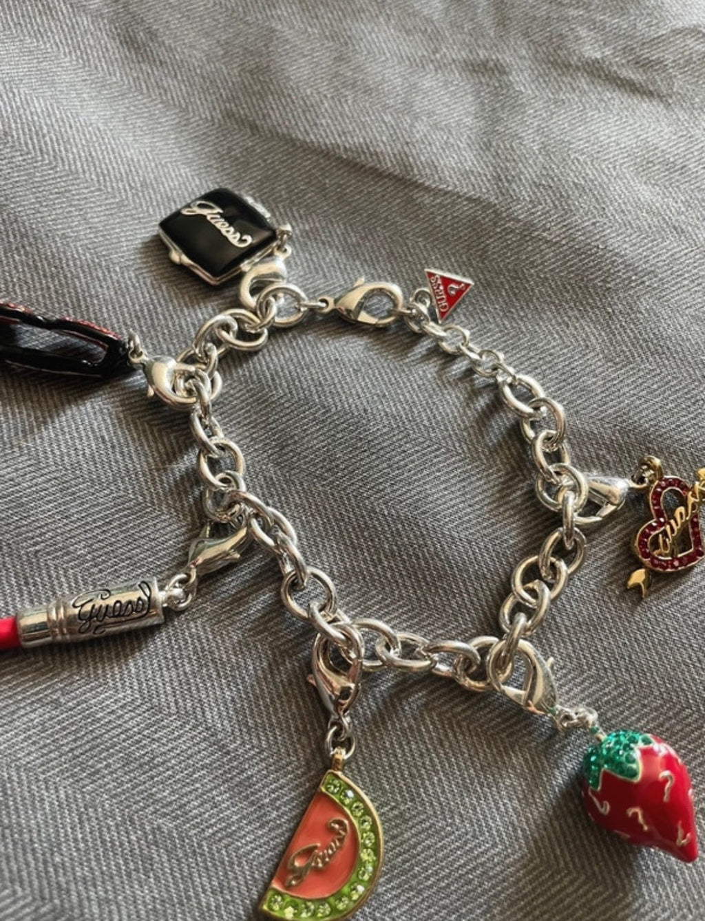 Винтидж Y2K гривна GUESS с цветни charms и функциониращо огледалце - Sunday West Boutique